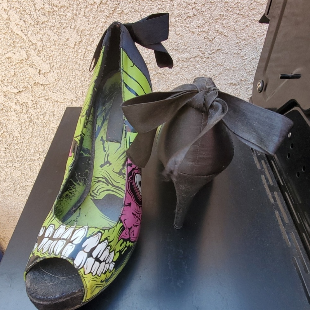 Shoes - Picture 2 of 4